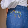 Back Embroiderd Mom Jean